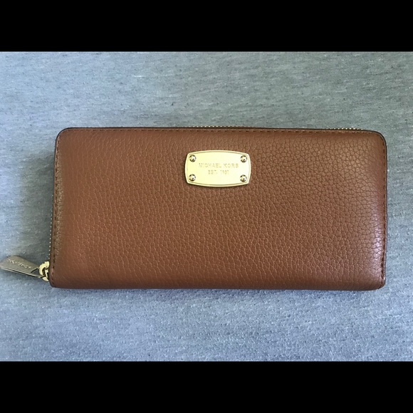 Michael Kors Jet Set Item Large MK Signature Logo Crossbody  Jet Set Item - Michael Kors